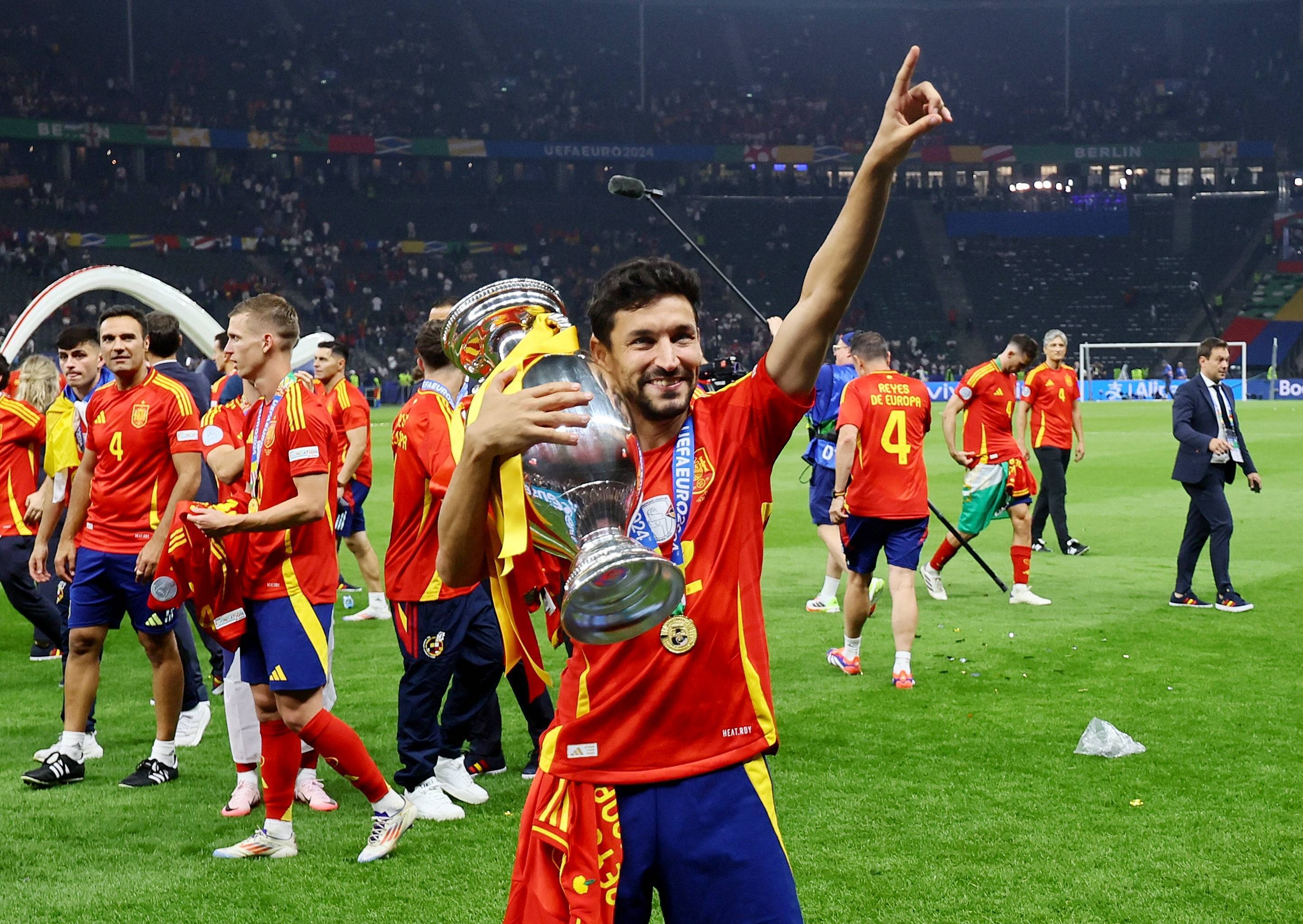 国家队备战,欧洲杯精彩赛事引发球迷热情支持 国家队备战,欧洲杯精彩赛事引发球迷热情支持