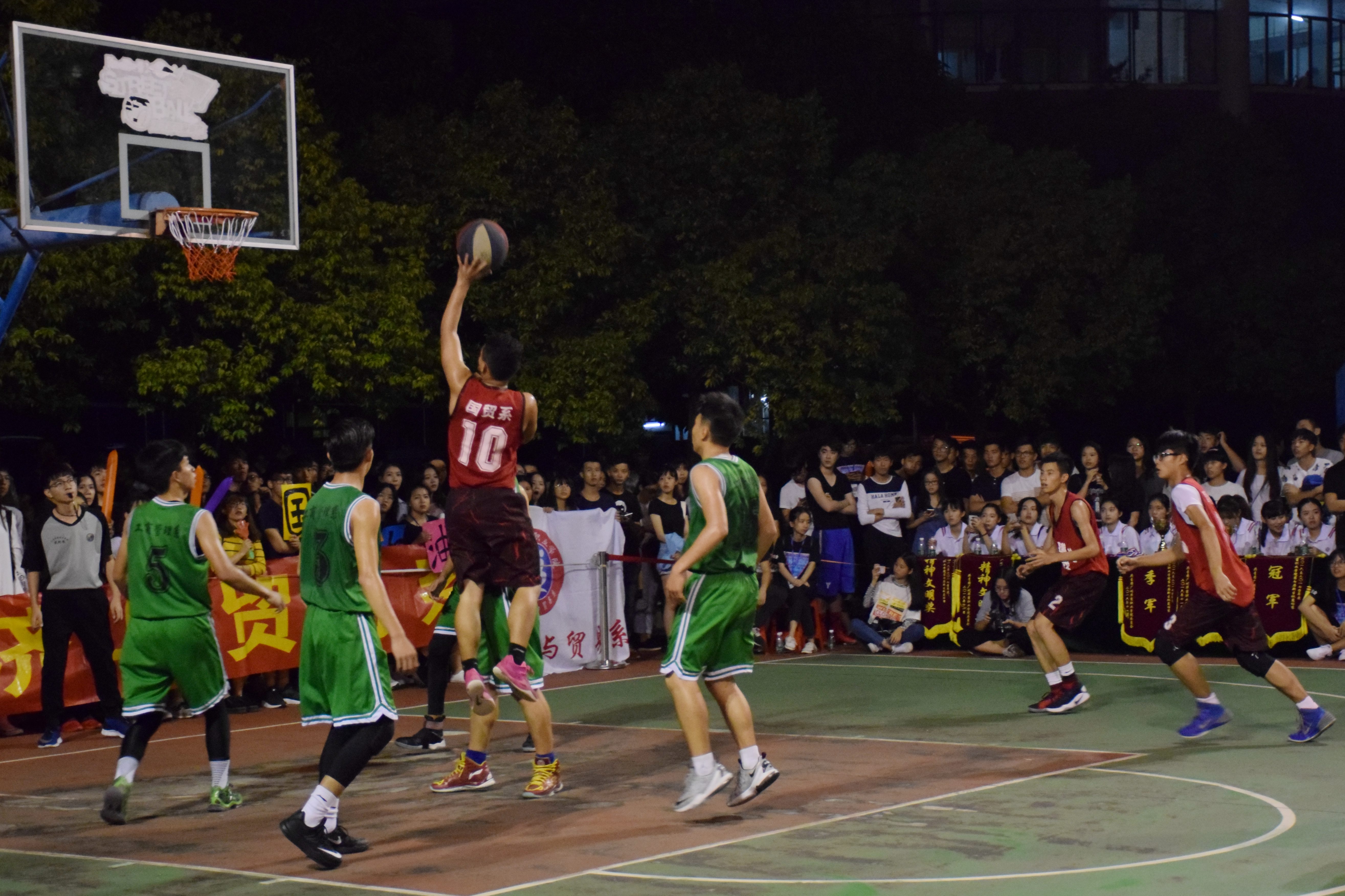 纷繁赛事吸引职业篮球迷注目的简单介绍 纷繁赛事吸引职业篮球迷注目的简单介绍