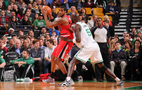 包含球队签下新内线球员，强化内线防守的词条