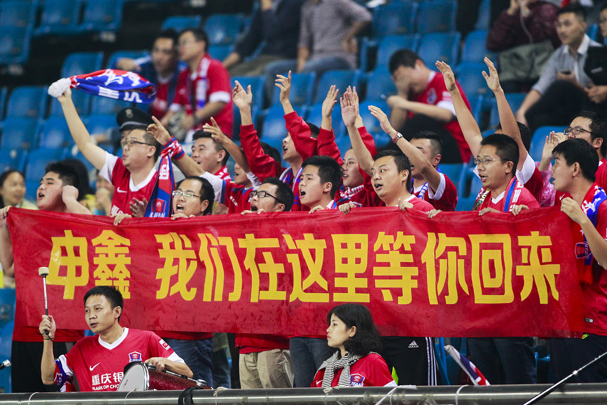 包含足球场上百花齐放，谁能笑到最后？的词条