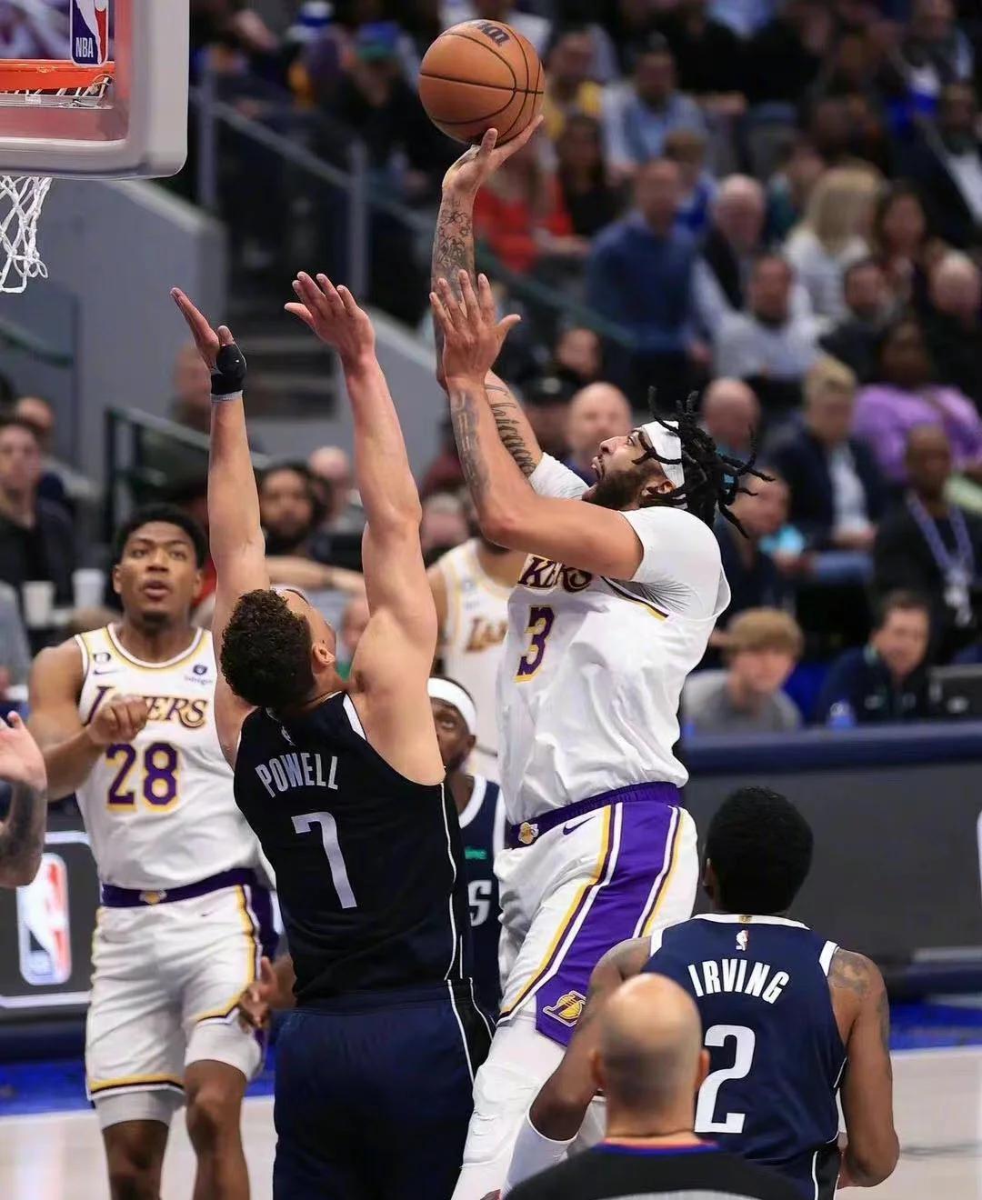 开云体育-赛季前揭幕战，湖人队大胜对手，展露锋芒的简单介绍