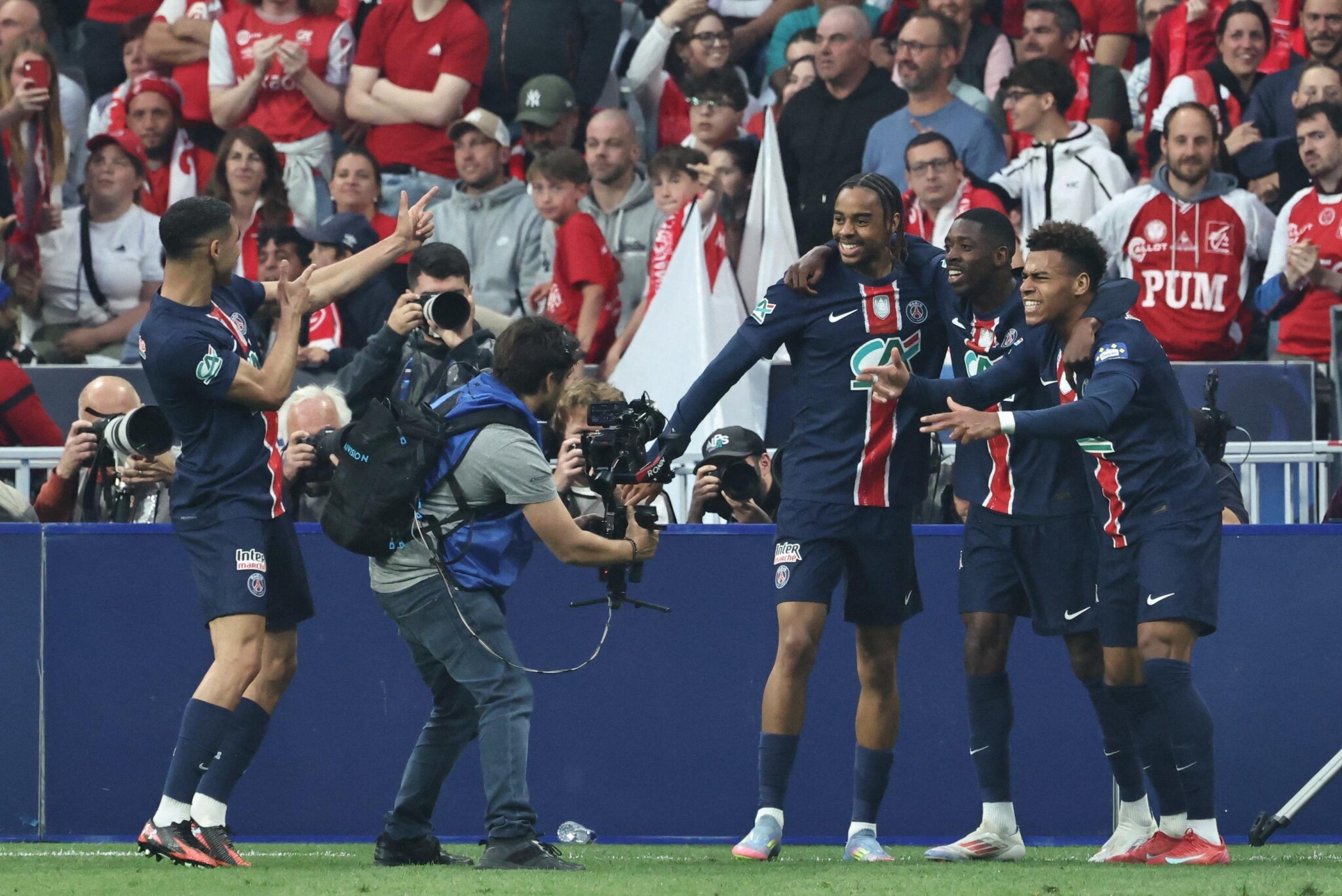 包含罗箭蒂纳执掌巴黎圣日耳曼队,球迷震撼的词条 包含罗箭蒂纳执掌巴黎圣日耳曼队,球迷震撼的词条