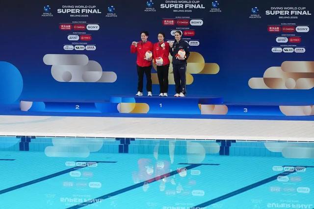 开云体育在线-包含游泳选手奋勇拼搏，最终登顶金牌的词条