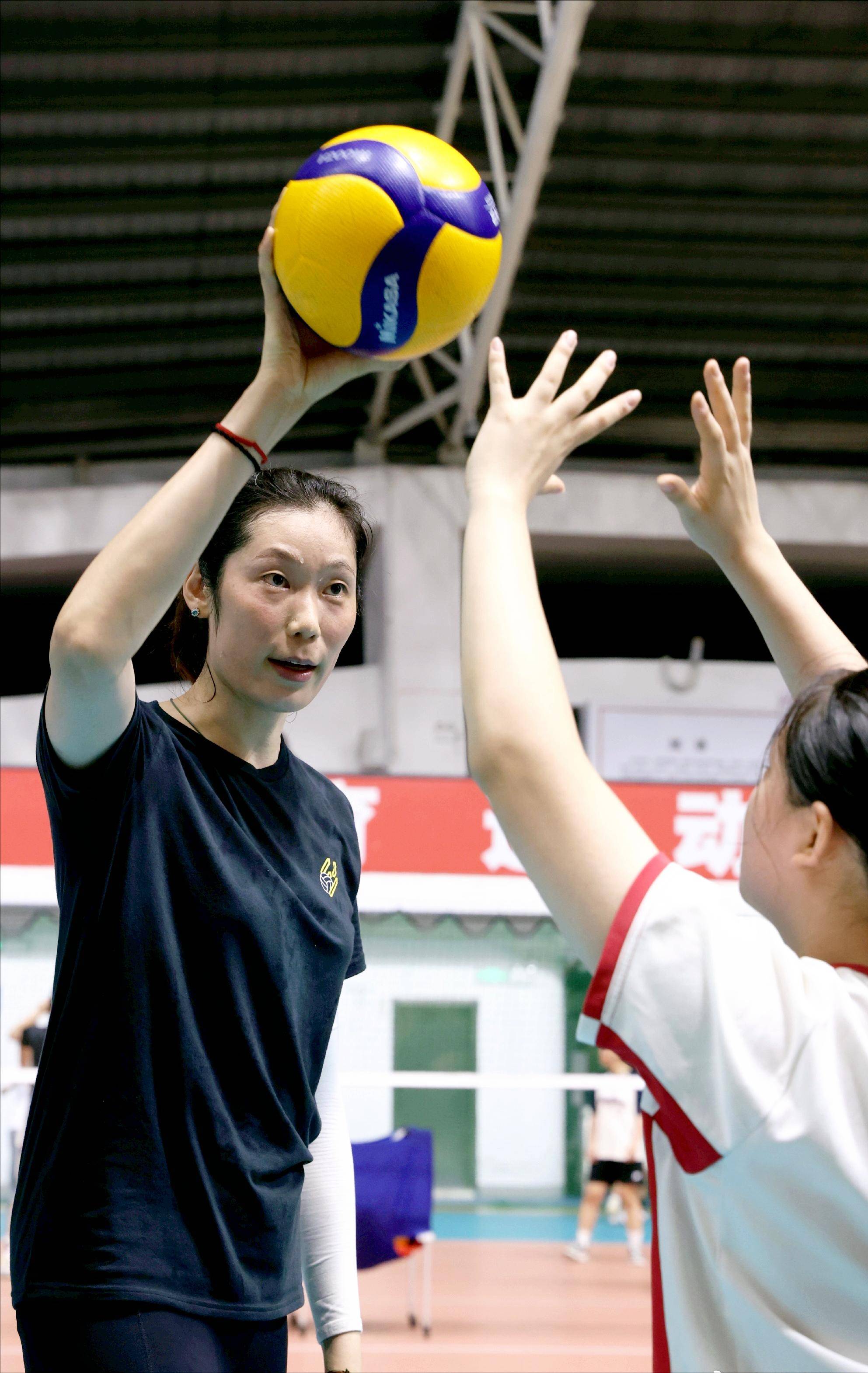 开云APP-球队主帅突发意外引发球迷忧虑