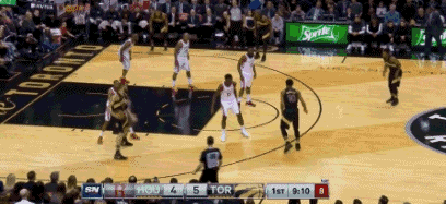 火箭迎战猛龙,场上火药味十足谁将最终占据上风? 火箭迎战猛龙,场上火药味十足谁将最终占据上风?