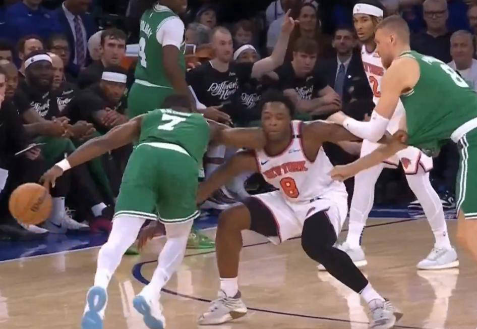 开云体育app-尼克斯遭遇溃败，难以挽回颓势