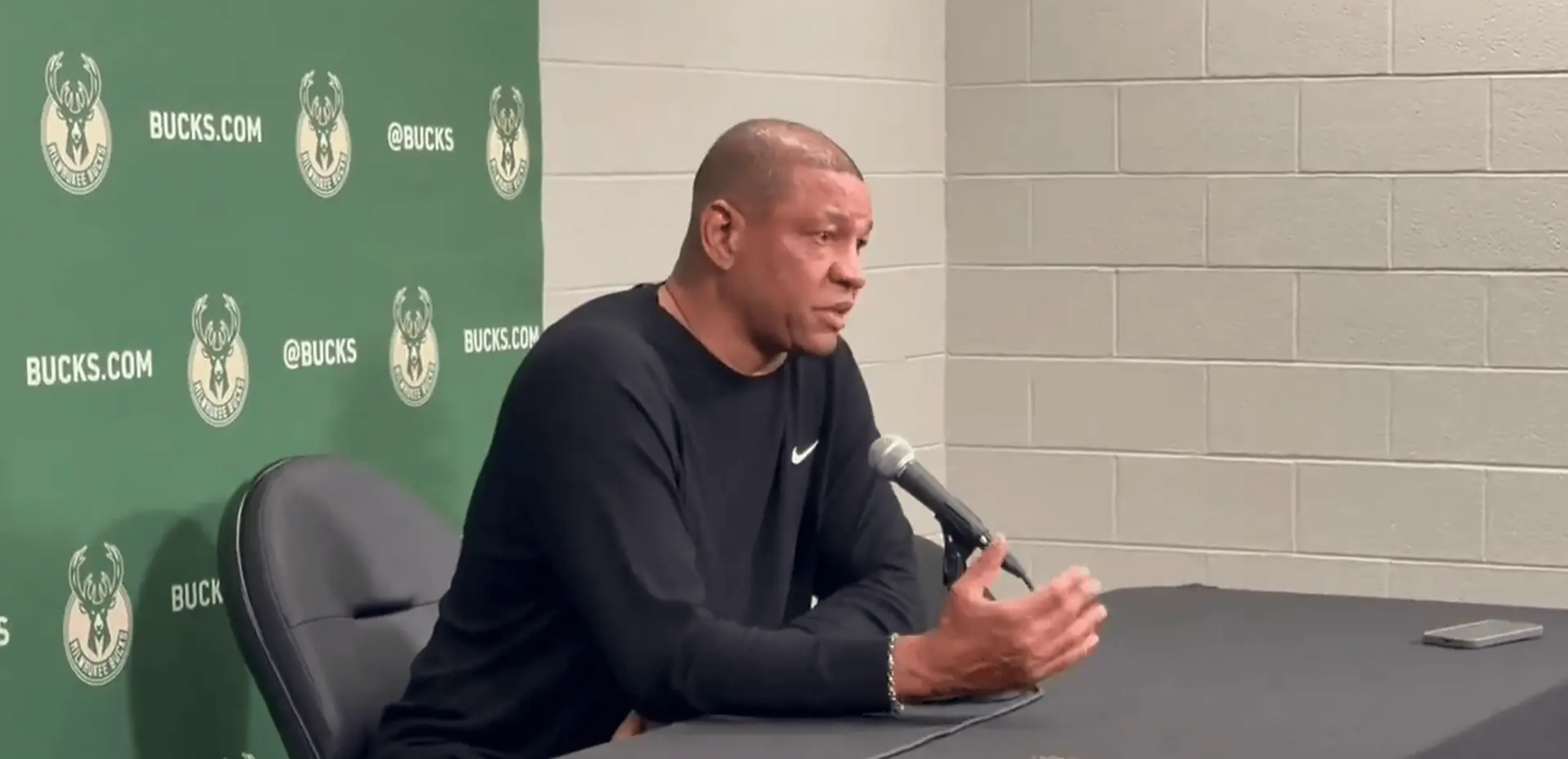 关于密尔沃基雄鹿队主帅因技战术失误遭到弃用的信息 关于密尔沃基雄鹿队主帅因技战术失误遭到弃用的信息