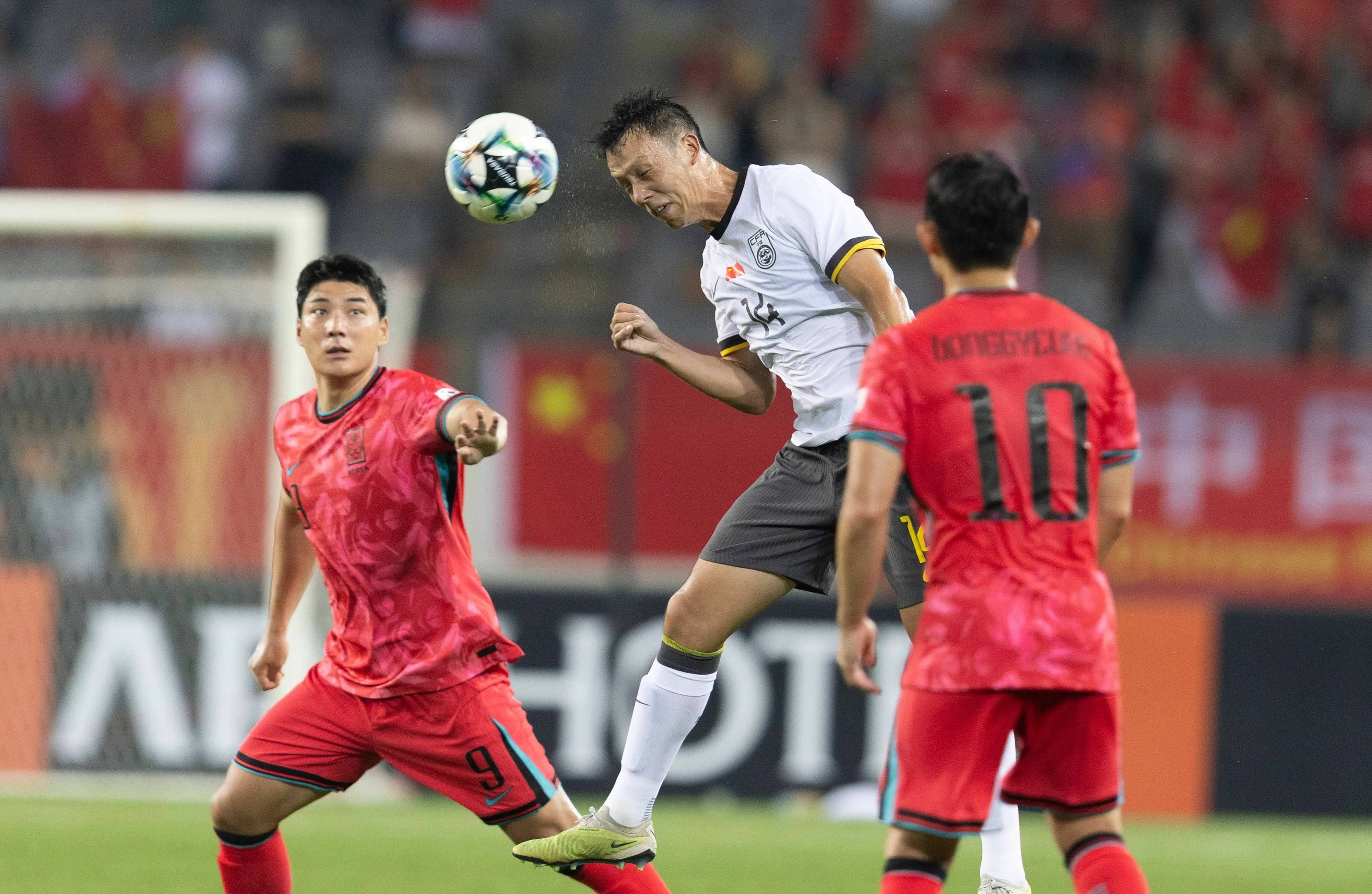 比赛刚开始就瞩目重重,引发球迷热议 比赛刚开始就瞩目重重,引发球迷热议