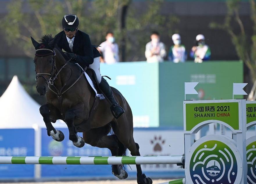 呕心沥血!女子马术比赛现场气氛火爆 呕心沥血!女子马术比赛现场气氛火爆