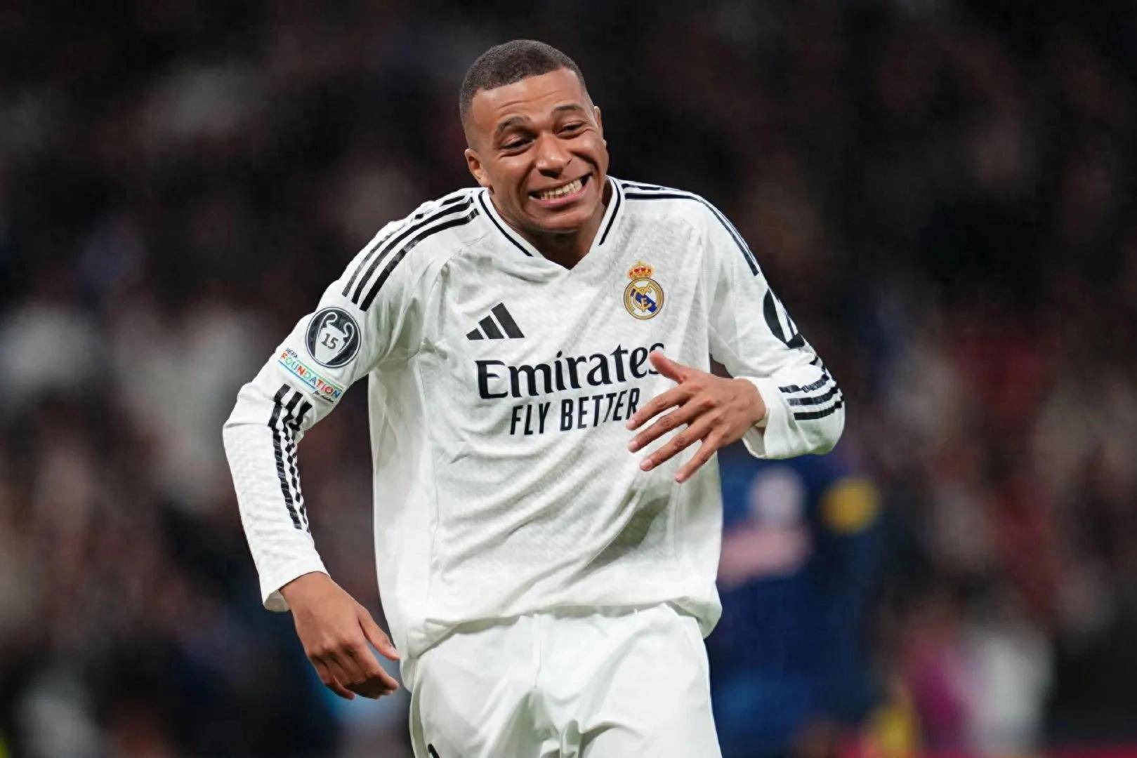 卡尔瓦尔霍夫长传送出,助球队反击得手 卡尔瓦尔霍夫长传送出,助球队反击得手