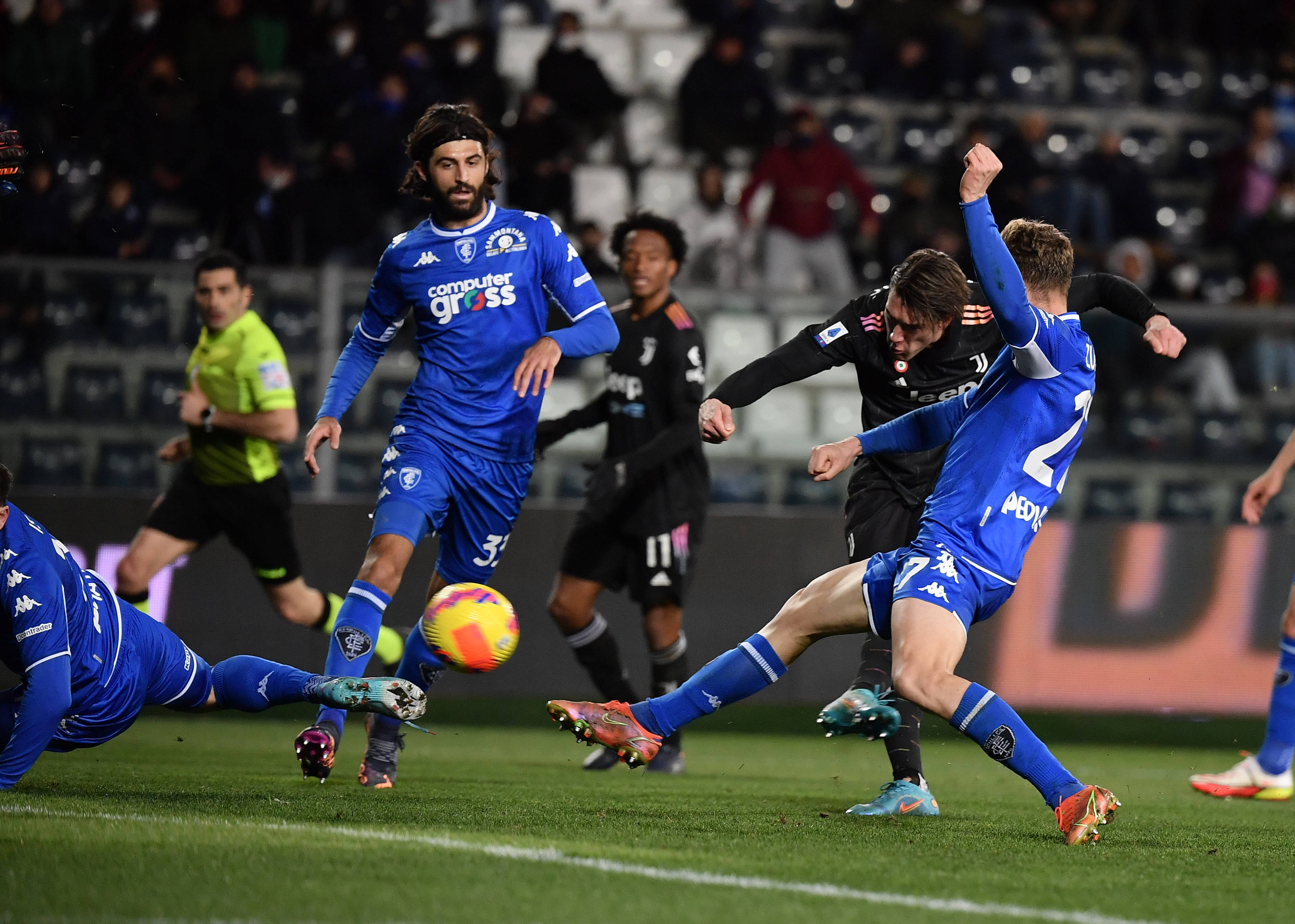 开云体育官方网站-莱斯特城年轻球员积极训练备战，期待大展拳脚