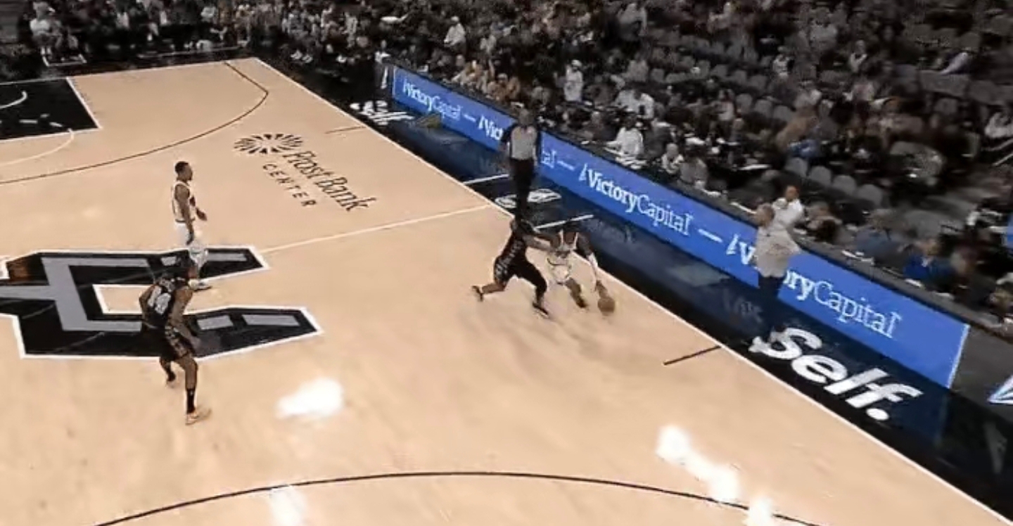 篮网惨败马刺,客场遭遇失利 篮网惨败马刺,客场遭遇失利