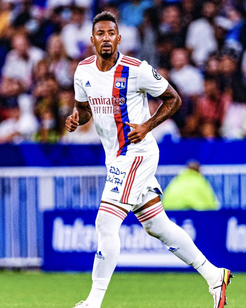 里昂队逆转取胜，惊险保持不败