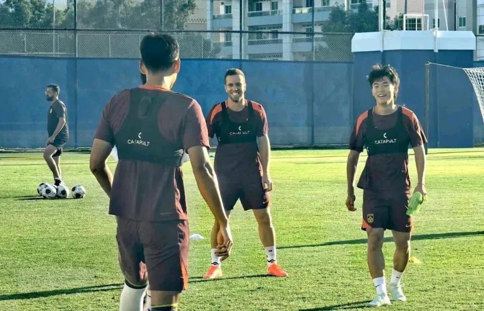 科威特代表队奋战不止,赢得热身 科威特代表队奋战不止,赢得热身