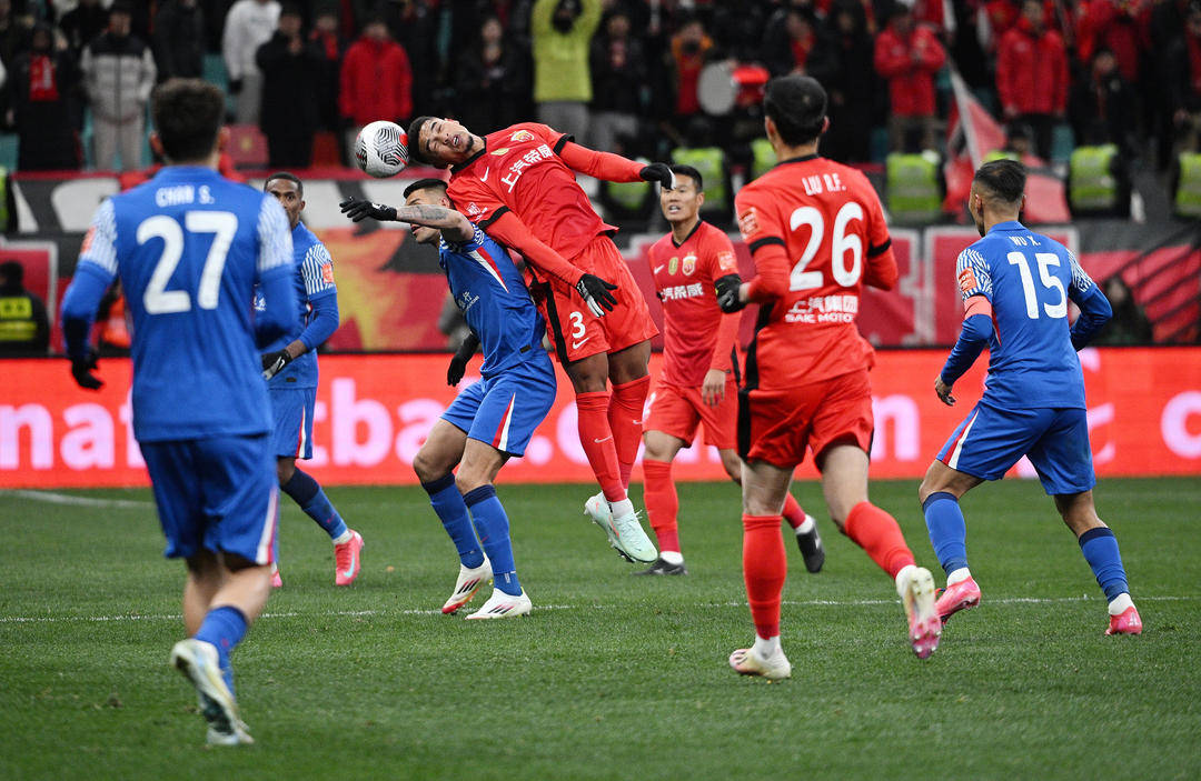 开云体育-球场上各队展现出色实力，让球迷目不转睛