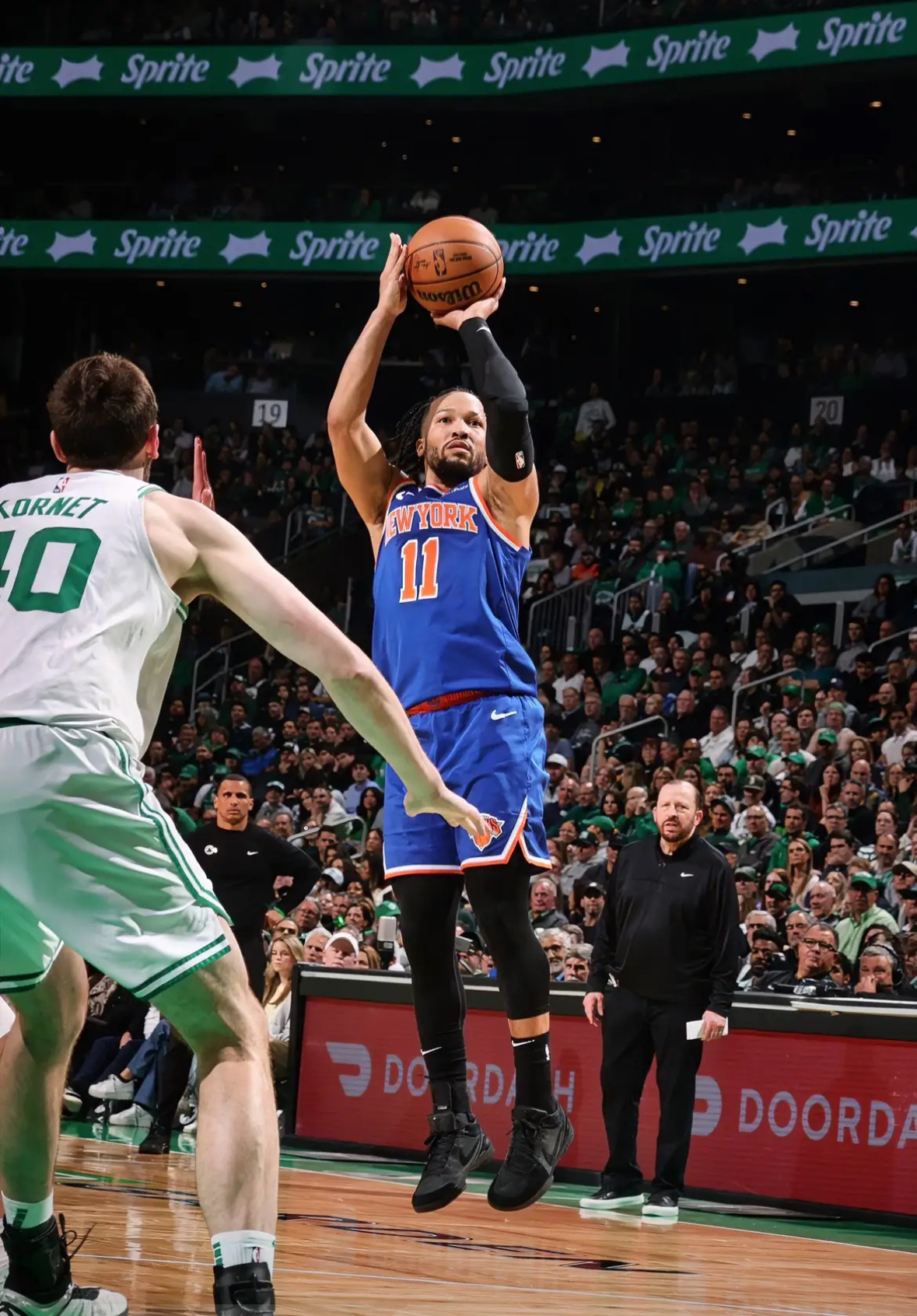 尼克斯球员防守铁桶般坚韧,控制比赛局势 尼克斯球员防守铁桶般坚韧,控制比赛局势