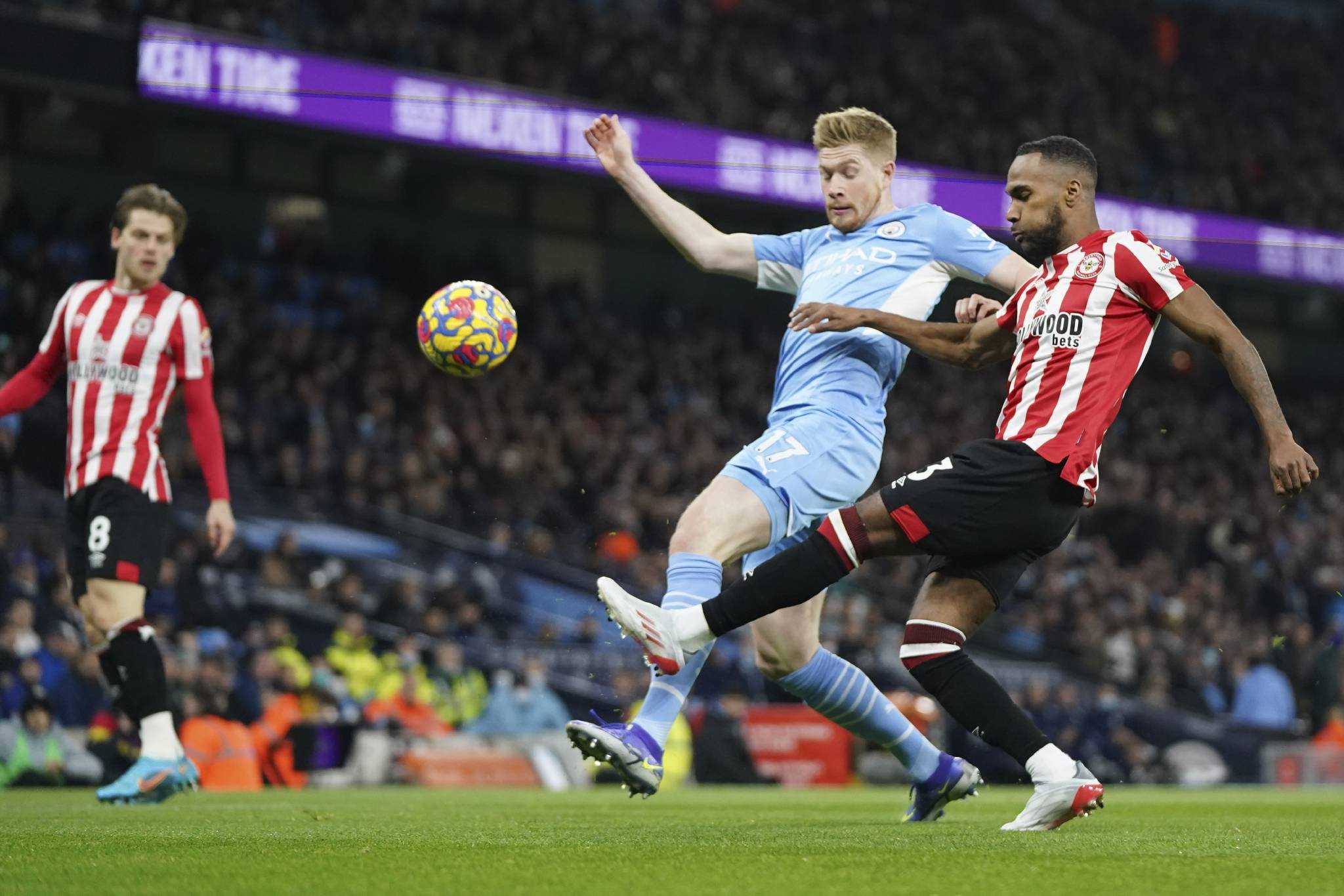 曼联客场遭遇挑战,成功逆转战胜莱切斯特城 曼联客场遭遇挑战,成功逆转战胜莱切斯特城