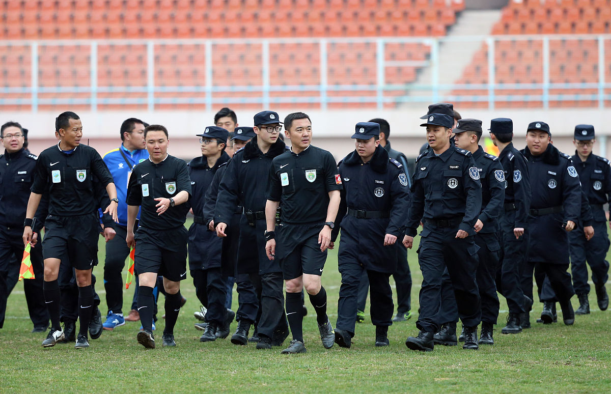 国内足球联赛势力对抗,裁判风波频发 国内足球联赛势力对抗,裁判风波频发