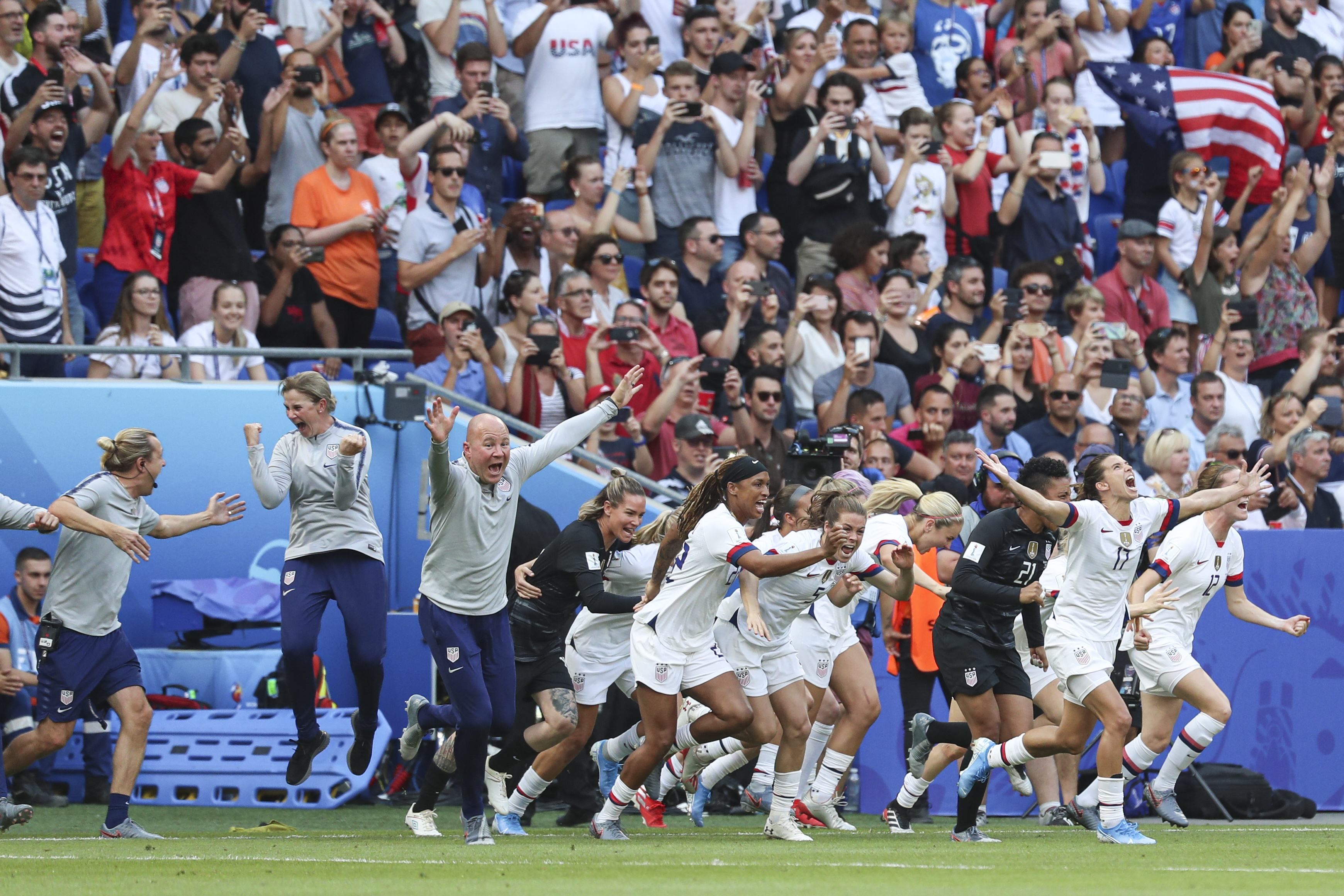 手足球攻入世界杯性终调,美国男队机未晋级 手足球攻入世界杯性终调,美国男队机未晋级