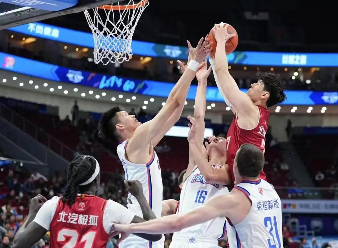 CBA季后赛一场争议比赛引发论战 CBA季后赛一场争议比赛引发论战
