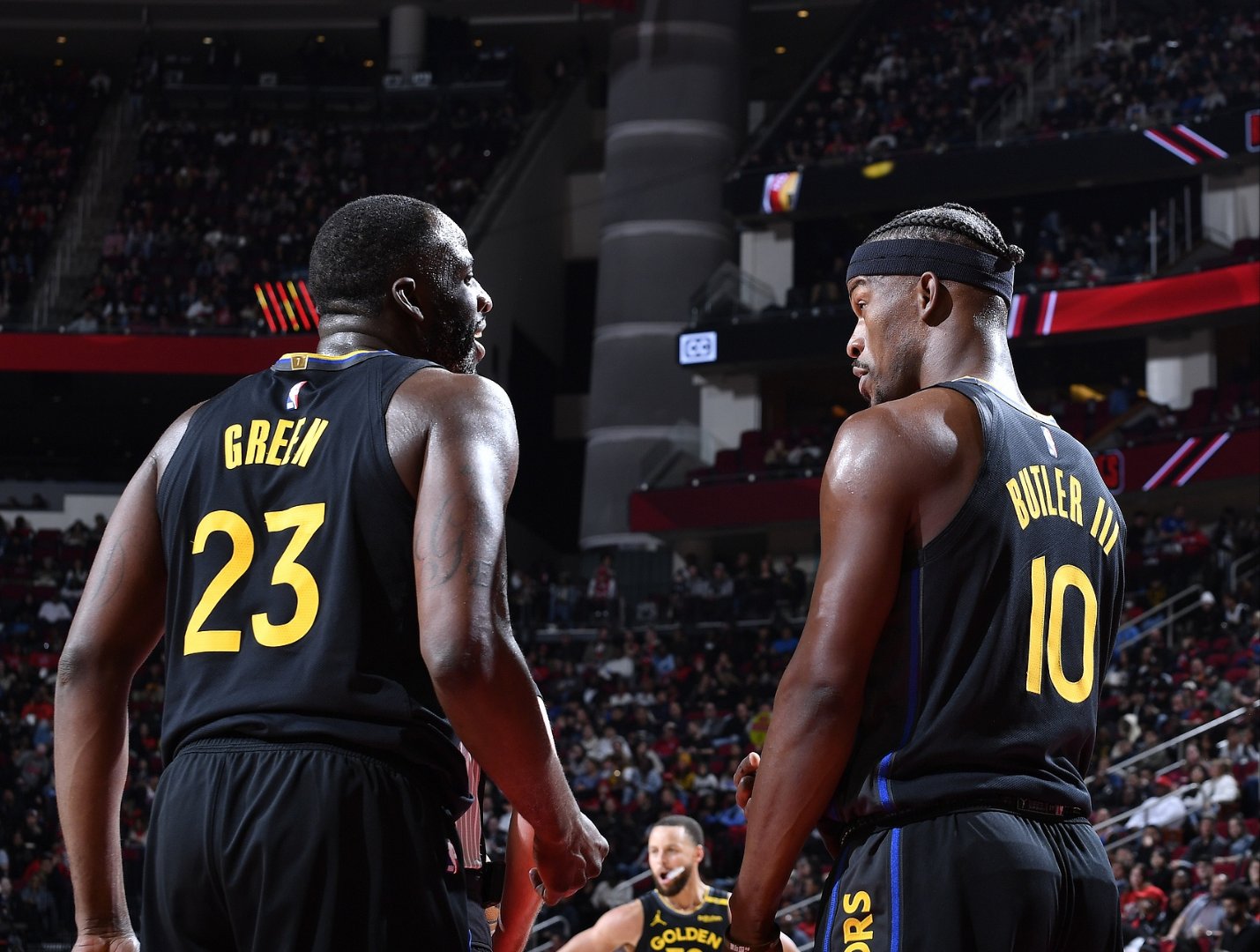 雄鹿遭遇失利,湖人获得季后赛连胜 雄鹿遭遇失利,湖人获得季后赛连胜