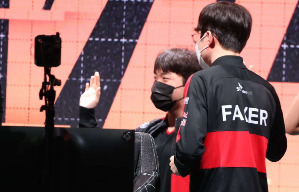 包含EG轻取V5,ShowMaker开启传奇时刻激烈交锋八强赛,留下经典瞬间的词条 包含EG轻取V5,ShowMaker开启传奇时刻激烈交锋八强赛,留下经典瞬间的词条