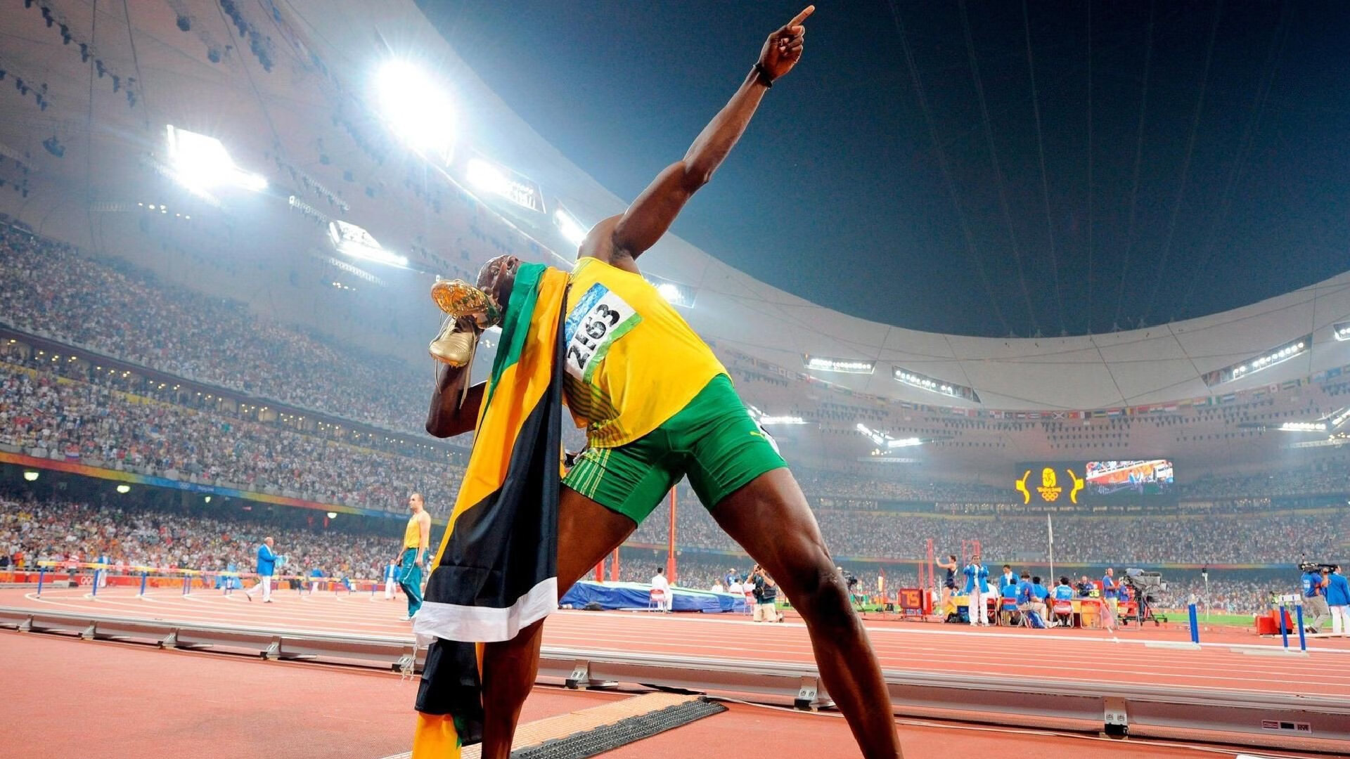 黑马奔腾！佩雷兹大师级调度，红牛二队以下克上轻取迈凯伦